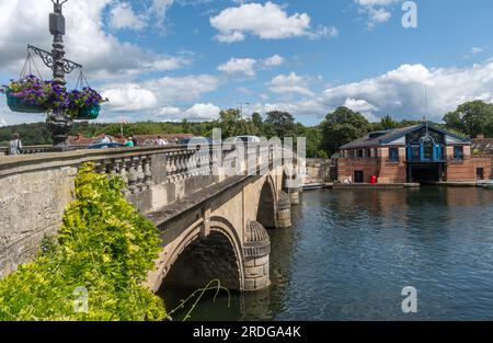 Vue sur Henley Bridge et la Tamise par une journée ensoleillée d'été, Henley-on-Thames, Oxfordshire, Angleterre, Royaume-Uni Banque D'Images