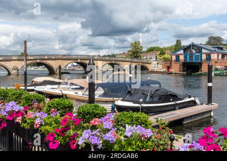 Henley Bridge avec des bateaux amarrés sur la Tamise et des chalutiers d'été en fleurs, Henley-on-Thames, Oxfordshire, Angleterre, Royaume-Uni Banque D'Images