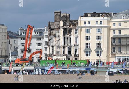 Brighton UK 21st July 2023 - visiteurs sur le front de mer et la plage de Brighton près de l'Hôtel Royal Albion brûlé un jour de soleil et de nuages : Credit Simon Dack / Alamy Live News Banque D'Images