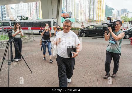 Hong Kong, Chine. 21 juillet 2023. Ronson Chan, président de l'Association des journalistes de Hong Kong, entre dans le bâtiment du tribunal. Le 21 juillet 2023, Ronson Chan, journaliste de Hong Kong et président de l'Association des journalistes de Hong Kong, se présente au West Kowloon Law courts Building pour faire face à des accusations d'entrave à un policier dans l'exécution de ses fonctions et d'entrave à un officier public. La session du tribunal est la continuation d'une affaire partiellement entendue impliquant Chan. Crédit : SOPA Images Limited/Alamy Live News Banque D'Images