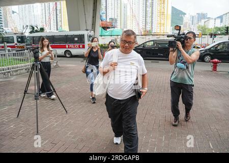 Hong Kong, Chine. 21 juillet 2023. Ronson Chan, président de l'Association des journalistes de Hong Kong, entre dans le bâtiment du tribunal. Le 21 juillet 2023, Ronson Chan, journaliste de Hong Kong et président de l'Association des journalistes de Hong Kong, se présente au West Kowloon Law courts Building pour faire face à des accusations d'entrave à un policier dans l'exécution de ses fonctions et d'entrave à un officier public. La session du tribunal est la continuation d'une affaire partiellement entendue impliquant Chan. Crédit : SOPA Images Limited/Alamy Live News Banque D'Images