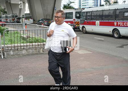 Hong Kong, Chine. 21 juillet 2023. Ronson Chan, président de l'Association des journalistes de Hong Kong, s'exprime devant le tribunal. Le 21 juillet 2023, Ronson Chan, journaliste de Hong Kong et président de l'Association des journalistes de Hong Kong, se présente au West Kowloon Law courts Building pour faire face à des accusations d'entrave à un policier dans l'exécution de ses fonctions et d'entrave à un officier public. La session du tribunal est la continuation d'une affaire partiellement entendue impliquant Chan. Crédit : SOPA Images Limited/Alamy Live News Banque D'Images