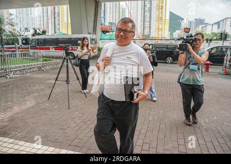 Hong Kong, Chine. 21 juillet 2023. Ronson Chan, président de l'Association des journalistes de Hong Kong, entre dans le bâtiment du tribunal. Le 21 juillet 2023, Ronson Chan, journaliste de Hong Kong et président de l'Association des journalistes de Hong Kong, se présente au West Kowloon Law courts Building pour faire face à des accusations d'entrave à un policier dans l'exécution de ses fonctions et d'entrave à un officier public. La session du tribunal est la continuation d'une affaire partiellement entendue impliquant Chan. Crédit : SOPA Images Limited/Alamy Live News Banque D'Images