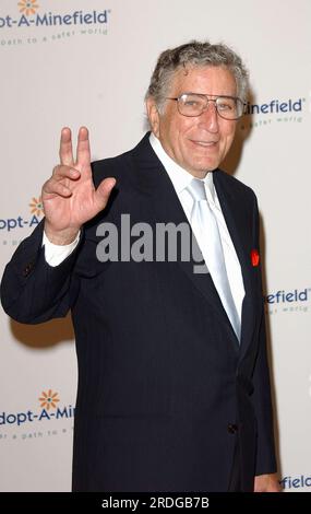 15 novembre 2005 - Beverly Hills, Californie - Tony Bennett. Cinquième gala annuel Adopt-A-Minefield tenu au Beverly Hilton Hotel.crédit photo : Giulio Marcocchi/Sipa USA/Adopt.134/Color Space SRGB/0511161008 Banque D'Images