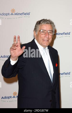 15 novembre 2005 - Beverly Hills, Californie - Tony Bennett. Cinquième gala annuel Adopt-A-Minefield tenu au Beverly Hilton Hotel.crédit photo : Giulio Marcocchi/Sipa USA/Adopt.046/Color Space SRGB/0511160754 Banque D'Images