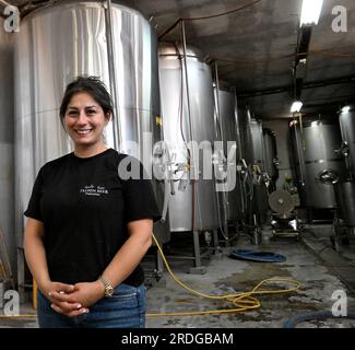 Turmus Aya, Cisjordanie. 21 juillet 2023. Turmus Aya, Cisjordanie, le vendredi 21 juillet 2023. La palestinienne américaine Made Khoury, 37 ans, de Boston, travaille dans la brasserie familiale Taybeh Beer, à Taybeh, Cisjordanie, le vendredi 21 juillet, 2023. Khoury, brasseur et directeur général de Taybeh Beer, Pourrait bénéficier d’un accord entre Israël et l’Amérique qui donnerait aux Israéliens une entrée sans visa en Amérique si Israël accordait aux Américains palestiniens un traitement égal pour entrer en Israël et dans les territoires palestiniens en prenant l’avion pour l’aéroport Ben Gourion près de tel Aviv. Photo de Debbie Hill/ crédit : UPI/Alamy Live News Banque D'Images