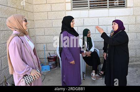 Turmus Aya, Cisjordanie, le vendredi 21 juillet 2023. (C) Ameena AbuAwad, 34 ans, écoute sa tante Nuha Khraiwish à Turmus Aya, Cisjordanie, le vendredi 21 juillet 2023. Les deux palestiniennes musulmanes américaines de Chicago, Illinois, pourraient bénéficier d’un accord entre Israël et l’Amérique qui donnerait aux Israéliens une entrée sans visa en Amérique si Israël accordait aux Palestiniens américains un traitement égal pour entrer en Israël et dans les territoires palestiniens en prenant l’avion pour l’aéroport Ben Gourion près de tel Aviv. Photo de Debbie Hill/ UPI Banque D'Images