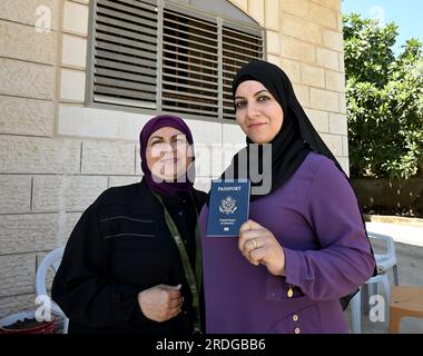 Turmus Aya, Cisjordanie, le vendredi 21 juillet 2023. R) Ameena AbuAwad, 34 ans, est titulaire d’un passeport américain avec sa tante Nuha Khraiwish à Turmus Aya, Cisjordanie, le vendredi 21 juillet 2023. Les deux palestiniennes musulmanes américaines de Chicago, Illinois, pourraient bénéficier d’un accord entre Israël et l’Amérique qui donnerait aux Israéliens une entrée sans visa en Amérique si Israël accordait aux Palestiniens américains un traitement égal pour entrer en Israël et dans les territoires palestiniens en prenant l’avion pour l’aéroport Ben Gourion près de tel Aviv. Photo de Debbie Hill/ UPI Banque D'Images