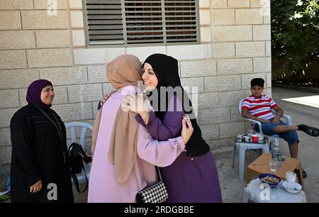 Turmus Aya, Cisjordanie, le vendredi 21 juillet 2023. La palestinienne américaine Ameena AbuAwad, 34 ans, embrasse un parent, chez sa tante Nuha Khraiwish à Turmus Aya, Cisjordanie, le vendredi 21 juillet 2023. Les deux palestiniennes musulmanes américaines de Chicago, Illinois, pourraient bénéficier d’un accord entre Israël et l’Amérique qui donnerait aux Israéliens une entrée sans visa en Amérique si Israël accordait aux Palestiniens américains un traitement égal pour entrer en Israël et dans les territoires palestiniens en prenant l’avion pour l’aéroport Ben Gourion près de tel Aviv. Photo de Debbie Hill/ UPI Banque D'Images