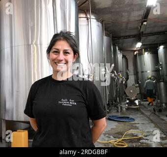 Turmus Aya, Cisjordanie. 21 juillet 2023. Turmus Aya, Cisjordanie, le vendredi 21 juillet 2023. La palestinienne américaine Made Khoury, 37 ans, de Boston, travaille dans la brasserie familiale Taybeh Beer, à Taybeh, Cisjordanie, le vendredi 21 juillet, 2023. Khoury, brasseur et directeur général de Taybeh Beer, Pourrait bénéficier d’un accord entre Israël et l’Amérique qui donnerait aux Israéliens une entrée sans visa en Amérique si Israël accordait aux Américains palestiniens un traitement égal pour entrer en Israël et dans les territoires palestiniens en prenant l’avion pour l’aéroport Ben Gourion près de tel Aviv. Photo de Debbie Hill/ crédit : UPI/Alamy Live News Banque D'Images