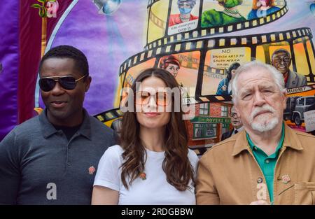 Londres, Royaume-Uni. 21 juillet 2023. G-D : les acteurs David Oyelowo, Hayley Atwell et Brian Cox montrent leur soutien en tant que syndicat des arts de la scène et du divertissement Equity organise un rassemblement à Leicester Square en solidarité avec la grève SAG-AFTRA. Crédit : Vuk Valcic/Alamy Live News Banque D'Images