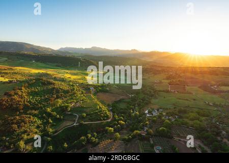 Vue aérienne de la vallée de Ronda au coucher du soleil - Ronda, Andalousie, Espagne Banque D'Images