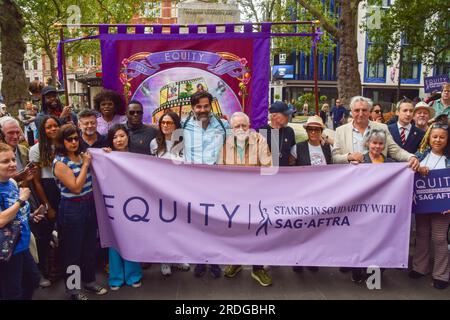 Londres, Royaume-Uni. 21 juillet 2023. Les acteurs Andy Serkis, David Oyelowo, Hayley Atwell, Rob Delaney, Brian Cox, Simon Pegg, Imelda Staunton et Jim carter montrent leur soutien en tant que syndicat des arts de la scène et des industries du divertissement Equity organise un rassemblement à Leicester Square en solidarité avec la grève SAG-AFTRA. Crédit : Vuk Valcic/Alamy Live News Banque D'Images