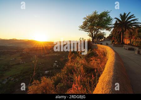 Paseo de los Ingleses (passerelle des Anglais) au coucher du soleil - Ronda, Andalousie, Espagne Banque D'Images