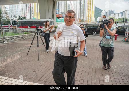 Hong Kong, Chine. 21 juillet 2023. Ronson Chan, président de l'Association des journalistes de Hong Kong, entre dans le bâtiment du tribunal. Le 21 juillet 2023, Ronson Chan, journaliste de Hong Kong et président de l'Association des journalistes de Hong Kong, se présente au West Kowloon Law courts Building pour faire face à des accusations d'entrave à un policier dans l'exécution de ses fonctions et d'entrave à un officier public. La session du tribunal est la continuation d'une affaire partiellement entendue impliquant Chan. (Photo de Michael Ho Wai Lee/SOPA Images/Sipa USA) crédit : SIPA USA/Alamy Live News Banque D'Images