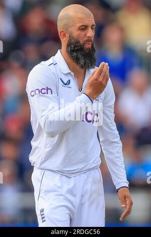 Moeen Ali d'Angleterre pendant la LV= Insurance Ashes quatrième série de tests jour trois série de tests Match Angleterre vs Australie à Old Trafford, Manchester, Royaume-Uni, 21 juillet 2023 (photo de Conor Molloy/News Images) Banque D'Images