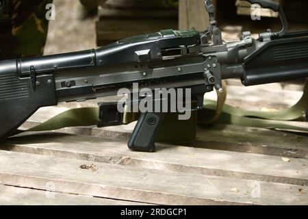 airsoft arme m60, arme noire sur le sol se tient sur des bipieds Banque D'Images