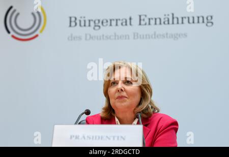 Berlin, Allemagne. 21 juillet 2023. La présidente du Bundestag, Bärbel Bas (SPD), siège au Bundestag allemand lors de la loterie citoyenne au cours de laquelle elle tirera au sort les participants du premier Conseil des citoyens sur la nutrition en transition. Avant que le premier Conseil des citoyens du Bundestag allemand «Nutrition en transition : entre les préoccupations privées et les responsabilités de l'État» commence ses travaux à l'automne, sa composition sera décidée par loterie. Crédit : Bernd von Jutrczenka/dpa/Alamy Live News Banque D'Images