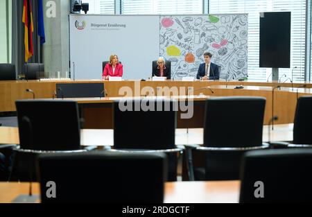 Berlin, Allemagne. 21 juillet 2023. La présidente du Bundestag, Bärbel Bas (l, SPD), siège avec Christine von Blanckenburg (M) de l'Institut Nexus et Philipp Verpoort de la Fondation sortie à la loterie citoyenne, dans laquelle elle attirera les participants du premier Conseil des citoyens sur la nutrition en transition, au Bundestag allemand. Avant que le premier Conseil des citoyens du Bundestag allemand «Nutrition en transition : entre les préoccupations privées et les responsabilités de l'État» commence ses travaux à l'automne, sa composition sera décidée par loterie. Crédit : Bernd von Jutrczenka/dpa/Alamy Live News Banque D'Images