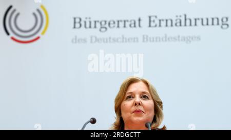 Berlin, Allemagne. 21 juillet 2023. La présidente du Bundestag, Bärbel Bas (SPD), siège au Bundestag allemand lors de la loterie citoyenne au cours de laquelle elle tirera au sort les participants du premier Conseil des citoyens sur la nutrition en transition. Avant que le premier Conseil des citoyens du Bundestag allemand «Nutrition en transition : entre les préoccupations privées et les responsabilités de l'État» commence ses travaux à l'automne, sa composition sera décidée par loterie. Crédit : Bernd von Jutrczenka/dpa/Alamy Live News Banque D'Images