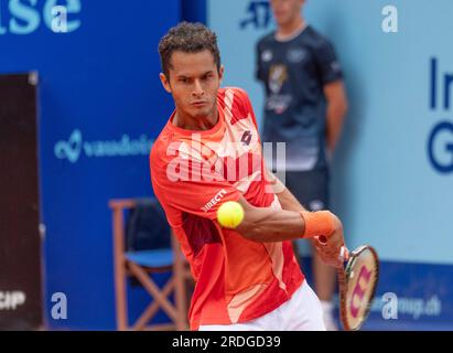 Gstaad, Berne, Suisse. 21 juillet 2023. Gstaad Suisse, 07/21/2023, Juan Pablo Varillas du Pérou revient en quart de finale de l'EFG Swiss Open Gstaad-ATP 250 . EFG Swiss Open Gstaad-ATP 250 a eu lieu dans la Roy Emerson Arena, située dans la célèbre station de ski de Gstaad, dans l'Oberland bernois. (Image de crédit : © Eric Dubost/ZUMA Press Wire) USAGE ÉDITORIAL SEULEMENT! Non destiné à UN USAGE commercial ! Banque D'Images