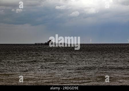 L'extrémité isolée de la jetée de Herne Bay, avec le parc éolien offshore de Kentish Flats derrière elle. Herne Bay, Thanet, Kent Banque D'Images