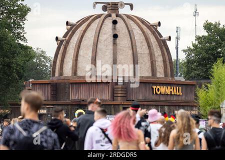 Weeze, Allemagne. 21 juillet 2023. Le Townhall est l'hôtel de ville sur le site, ici les visiteurs peuvent obtenir leur pass Parookaville. Parookaville est l'un des plus grands festivals électro d'Europe. Le concept derrière le festival est une ville construite juste pour faire la fête. Crédit : Christoph Reichwein/dpa/Alamy Live News Banque D'Images