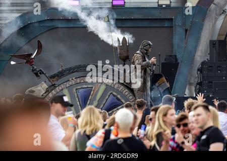 Weeze, Allemagne. 21 juillet 2023. Un groupe de steampunks fait le tour du parc du festival avec l'équipement de vapeur. Parookaville est l'un des plus grands festivals électro d'Europe. Le concept derrière le festival est une ville construite juste pour faire la fête. Crédit : Christoph Reichwein/dpa/Alamy Live News Banque D'Images