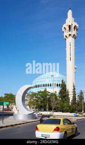 Voitures circulant dans la rue devant la mosquée du Roi Abdullah I, Amman, Jordanie Banque D'Images