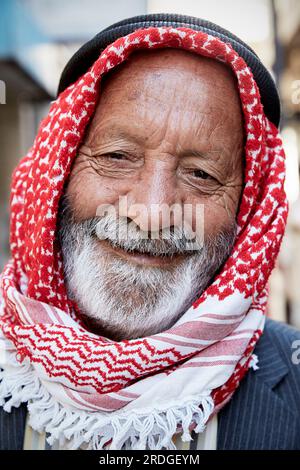 Portrait d'un vieil homme jordanien portant du keffiyeh, Amman, Jordanie Banque D'Images