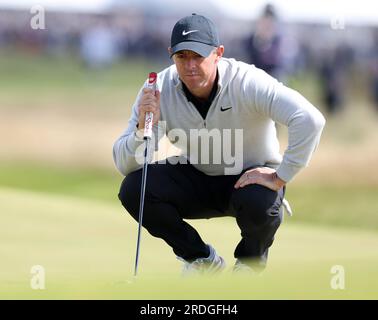 21 juillet 2023 ; Royal Liverpool Golf Club, Hoylake, Merseyside, Angleterre : l'Open Championship Round 2 ; Rory McIlroy (NIR) inscrit un putt birdie sur le 5e trou Banque D'Images