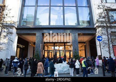 Les gens attendent devant le magasin Selfridges sur Oxford Street à Londres, avant l'ouverture le lendemain de Noël. Banque D'Images