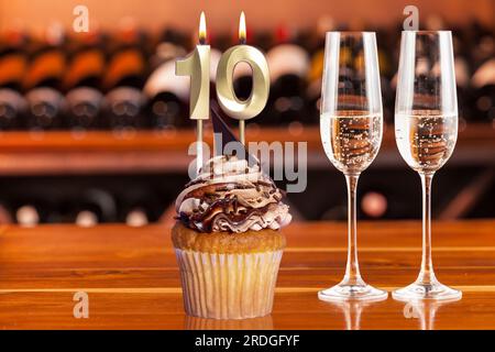 Cupcake avec numéro pour célébration d'anniversaire ou anniversaire ; numéro 10. Banque D'Images