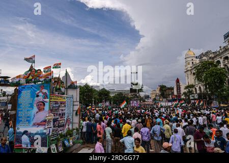 Kolkata, Inde. 21 juillet 2023. Les partisans du parti du Congrès Trinamool participent au méga programme annuel de la Journée des martyrs dans la région de l'Esplanade. Trinamool Congress party a organisé le rassemblement annuel de la Journée des Martyrs, le plus grand événement politique annuel de TMC attirant une foule massive de tout l'État à Esplanade. Le cœur de Kolkata chaque 21 juillet pour commémorer les 13 personnes qui ont été tuées par balle par la police du Bengale occidental le 21 juillet 1993 lors d'un rassemblement organisé à cette date. Crédit : SOPA Images Limited/Alamy Live News Banque D'Images