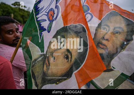 Kolkata, Inde. 21 juillet 2023. Les partisans du parti du Congrès Trinamool brandissent les drapeaux du ministre en chef du Bengale occidental Mamata Banerjee tout en participant au méga programme annuel de la Journée des martyrs dans la zone de l'Esplanade. Trinamool Congress party a organisé le rassemblement annuel de la Journée des Martyrs, le plus grand événement politique annuel de TMC attirant une foule massive de tout l'État à Esplanade. Le cœur de Kolkata chaque 21 juillet pour commémorer les 13 personnes qui ont été tuées par balle par la police du Bengale occidental le 21 juillet 1993 lors d'un rassemblement organisé à cette date. Crédit : SOPA Images Limited/Alamy Live News Banque D'Images