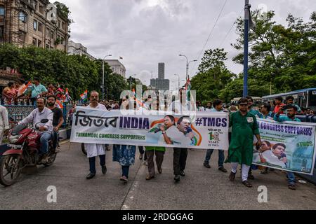 Les partisans du parti du Congrès Trinamool tiennent une bannière de l'I.N.D.I.A (Indian National Developmental inclusive Alliance), les 26 partis d'opposition unis du BJP en Inde lors du programme annuel de la Journée des martyrs dans la zone de l'Esplanade. Trinamool Congress party a organisé le rassemblement annuel de la Journée des Martyrs, le plus grand événement politique annuel de TMC attirant une foule massive de tout l'État à Esplanade. Le cœur de Kolkata chaque 21 juillet pour commémorer les 13 personnes qui ont été tuées par balle par la police du Bengale occidental le 21 juillet 1993 lors d'un rassemblement organisé à cette date. Banque D'Images