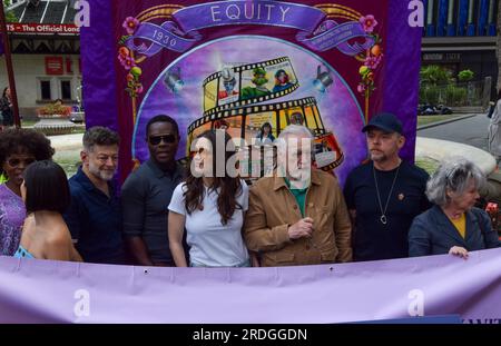 Londres, Royaume-Uni. 21 juillet 2023. Les acteurs Andy Serkis, David Oyelowo, Hayley Atwell, Brian Cox et Simon Pegg montrent leur soutien en tant que syndicat des arts de la scène et du divertissement Equity organise un rassemblement à Leicester Square en solidarité avec la grève de SAG-AFTRA. Crédit : Vuk Valcic/Alamy Live News Banque D'Images