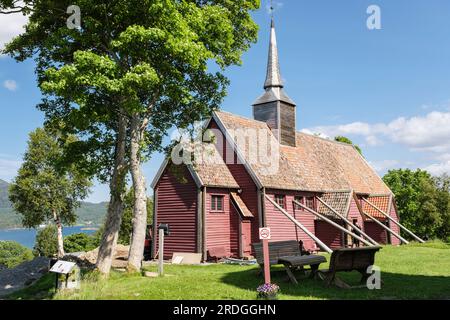 Extérieur de l'église Kvernes Stave du 17e siècle (Stavkirke). Kristiansund, Norvège, Europe Banque D'Images