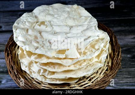 Pile de Roqaq égyptien, sorte de pâtisserie de forme ronde, faite de farine, d'eau et de sel, devient cassant et est généralement utilisé pour les bouillies et les tartes quand ba Banque D'Images