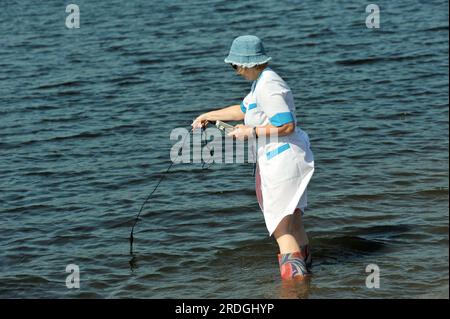 Non exclusive : ZAPORIZHZHIA, UKRAINE - 21 JUILLET 2023 - un expert de l'inspection environnementale nationale vérifie la qualité de l'eau dans le fleuve Dnipro, Banque D'Images