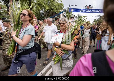 NIJMEGEN - les marcheurs sont applaudis sur la via Gladiola pendant la dernière journée des Marche des quatre jours de Nijmegen. ANP ROB ENGELAAR pays-bas Out - belgique Out Banque D'Images