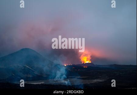 Fagradalsfjall, Islande. 21 juillet 2023. La lave entre en éruption dans le cratère d’un volcan près de la montagne Litli-Hrútur, à environ 40 kilomètres au sud-ouest de Reykjavik. L’Islande a connu une éruption volcanique pour la troisième année consécutive. Crédit : Philipp Schulze/dpa/Alamy Live News Banque D'Images