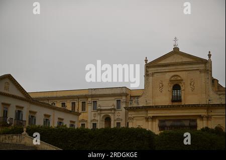 Paysage avec vue panoramique sur le style baroque Chiesa di Santa Chiara à Noto Sicile, Italie. Banque D'Images