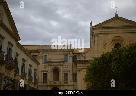 Paysage avec vue panoramique sur le style baroque Chiesa di Santa Chiara à Noto Sicile, Italie. Banque D'Images