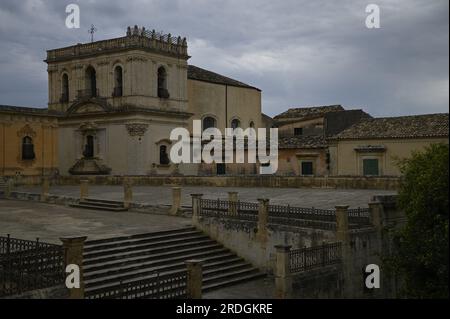 Vue extérieure panoramique du style baroque Chiesa di Santa Chiara un monument religieux historique de Noto en Sicile, Italie. Banque D'Images