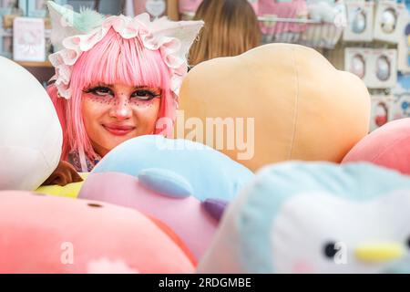 Londres, Royaume-Uni. 21 juillet 2023. Les visiteurs s'amusent à Hyper Japan Festival, festival de Londres pour toutes les choses japonaises, y compris cosplay, anime, stands, spectacles et ateliers, se tient une fois de plus à Olympia London à Kensington, cette année du 21 au 23 juillet Crédit : Imageplotter/Alamy Live News Banque D'Images