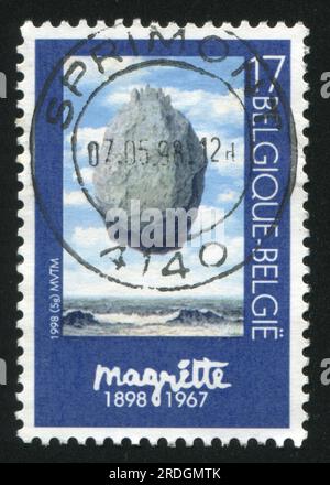 BELGIQUE - CIRCA 1998 : timbre imprimé par la Belgique, montre le château des Pyranées, par René Magritte, circa 1998 Banque D'Images