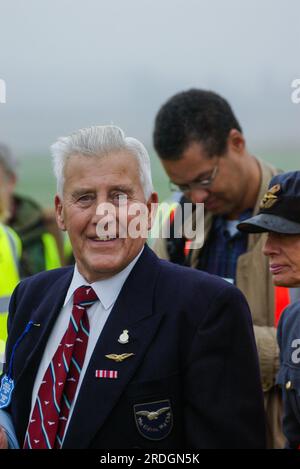 Alan Morgan, vétéran de la RAF de la Seconde Guerre mondiale, visitant un spectacle aérien à l'Imperial War Museum Duxford, Royaume-Uni. Badge Guinea Pig Club. Ingénieur de vol Lancaster Banque D'Images