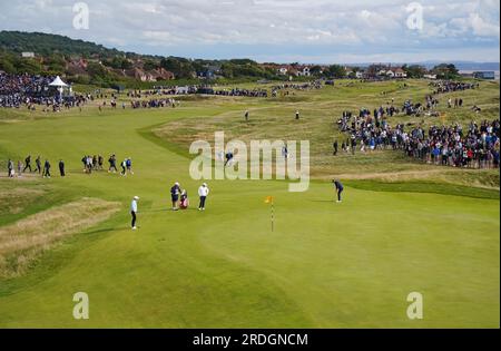 L'australien Jason Day puttera sur le 12e green lors de la deuxième journée de l'Open au Royal Liverpool, Wirral. Date de la photo : Vendredi 21 juillet 2023. Banque D'Images