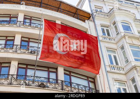Une photo d'un grand drapeau turc agitant devant un immeuble d'appartements. Banque D'Images